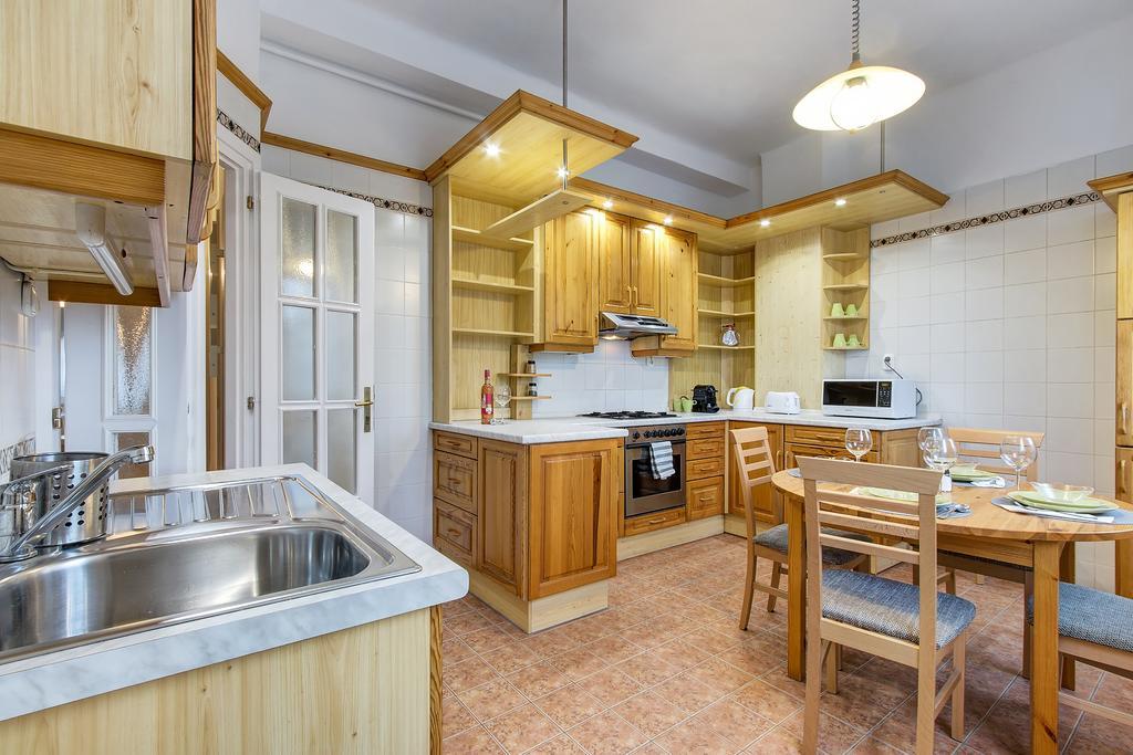 Brighthome Castle District Budapest Bagian luar foto